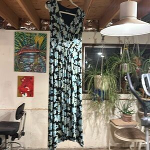 Another gorgeous dress by Jones New York like new in a size medium print.